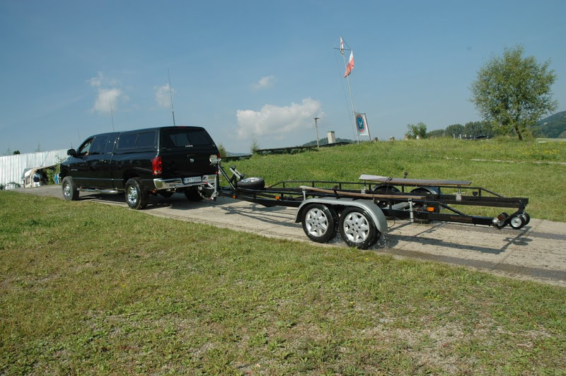 W tym przypadku niezbędne jest posiadanie kategorii B+E Zestaw auto z przyczepą grubo przewyższa DMC 3500kg