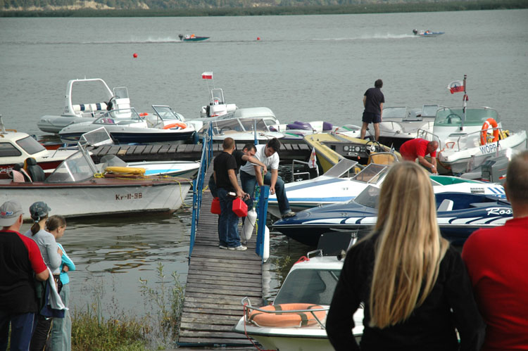 Zawody motorowodne nad Jeziorem Roznowskim