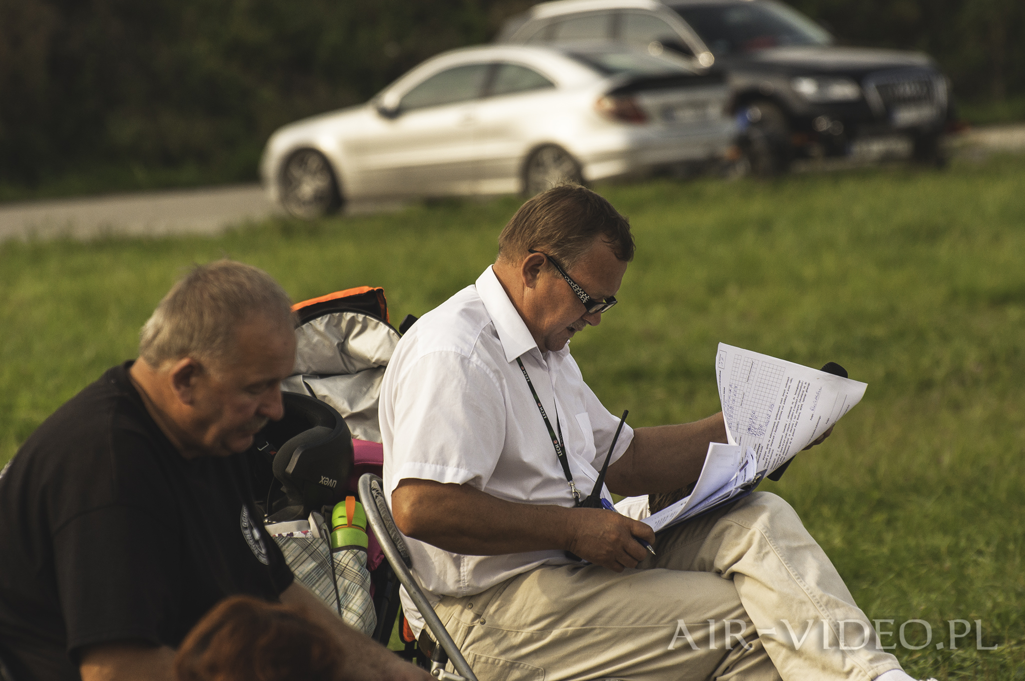 Prezes NKM jako główny sprawozdawca wydarzeń na torze wyścigów Prezes NKM jako główny sprawozdawca wydarzeń na torze wyścigów