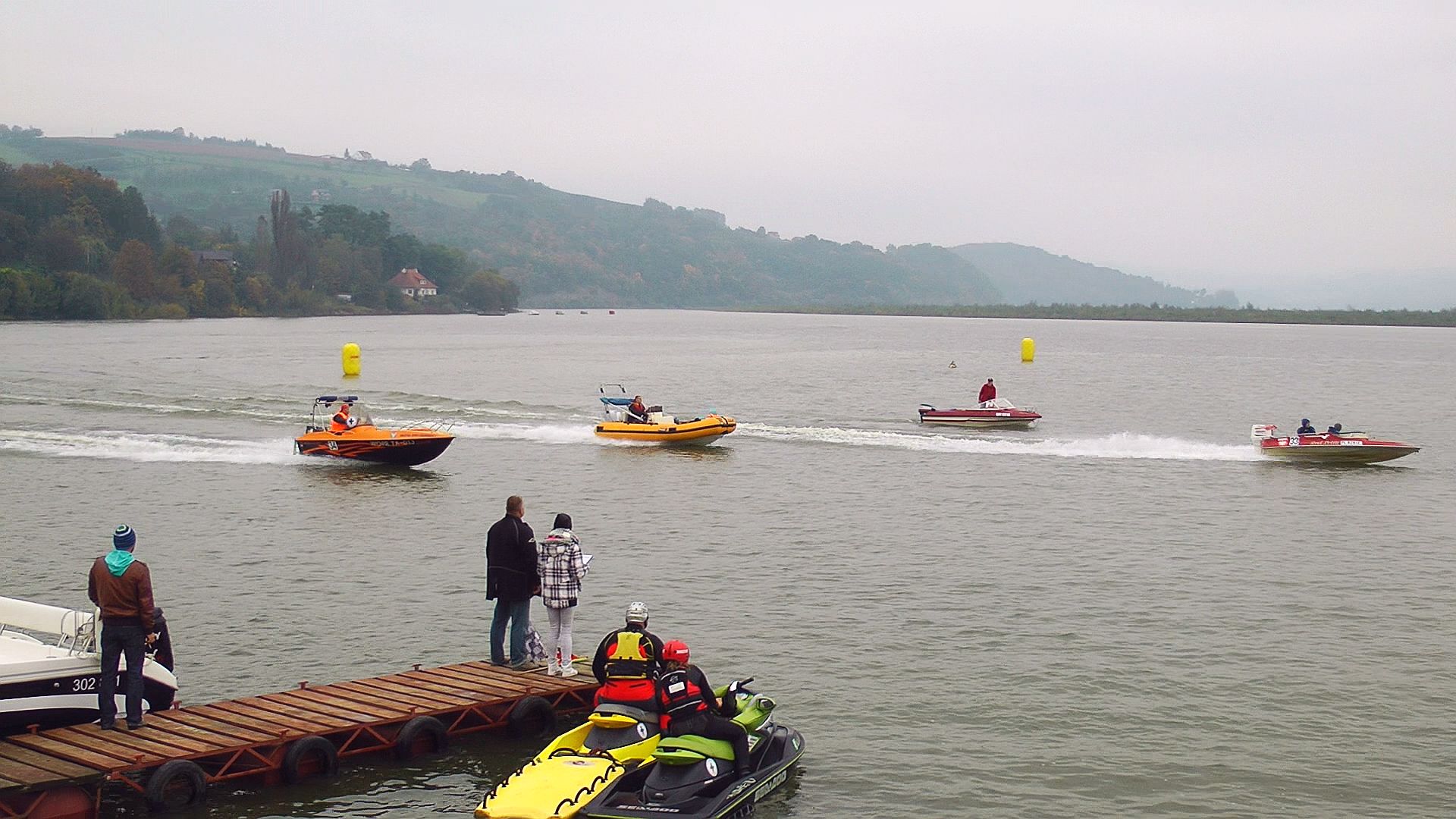 Wyścigi łodzi motorowych nad Jeziorem Rożnowskim Wyścigi łodzi motorowych nad Jeziorem Rożnowskim