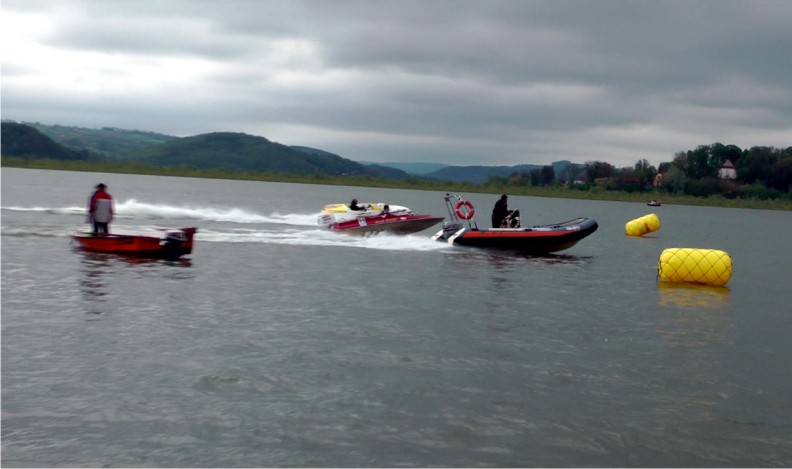 Rozpoczęcie zawodów motorowodnych - start lotny Rozpoczęcie zawodów motorowodnych - start lotny