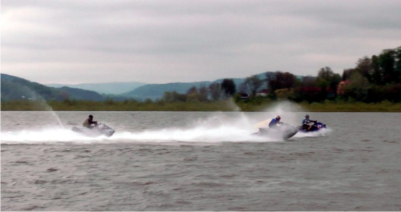 Skutery po wyściu z pola startowego Skutery po wyściu z pola startowego