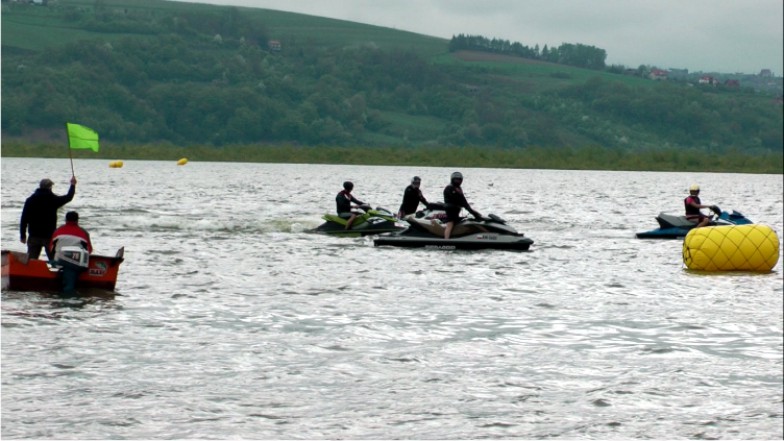Skutery na starcie wyścigów Otwarcia sezonu motorowodnego 2013 Skutery na starcie wyścigów Otwarcia sezonu motorowodnego 2013