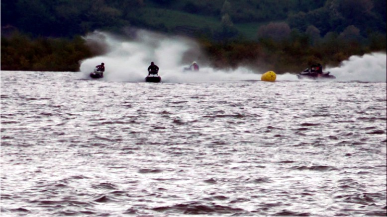 Wyścigi skuterów nad Jeziorem Rożnowskim  Wyścigi skuterów nad Jeziorem Rożnowskim