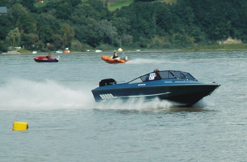 Wyścigi w klasie OPEN_Glastron pretendujący do zajęcia 1 miejsca Wyścigi w klasie OPEN_Glastron pretendujący do zajęcia 1 miejsca