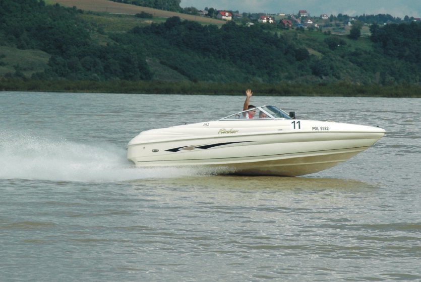 Wyścigi klay OPEN na zdjęciu Rinker Wyścigi klay OPEN na zdjęciu Rinker