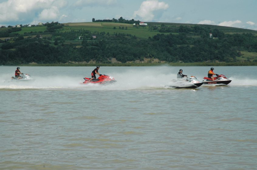 Wyścigi skuterów wodnych podczas VII Zlotu Łodzi motorowych nad Jeziorem Rożnowskim Wyścigi skuterów wodnych podczas VII Zlotu Łodzi motorowych nad Jeziorem Rożnowskim