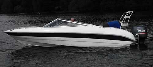 Bowrider na wodzie Bowrider na wodzie
