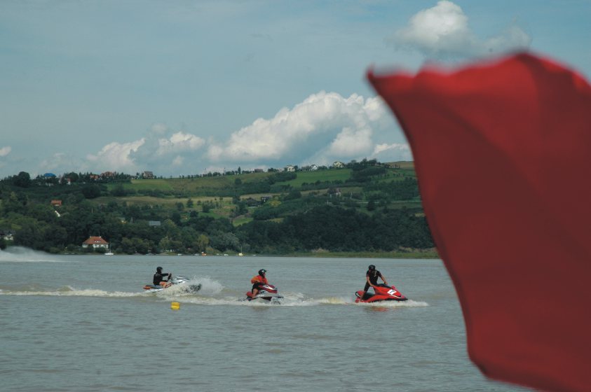 Wyścigi skuterów nad Jeziorem Rożnowskim - czerwona flaga przerywająca wyścig Wyścigi skuterów nad Jeziorem Rożnowskim - czerwona flaga przerywająca wyścig