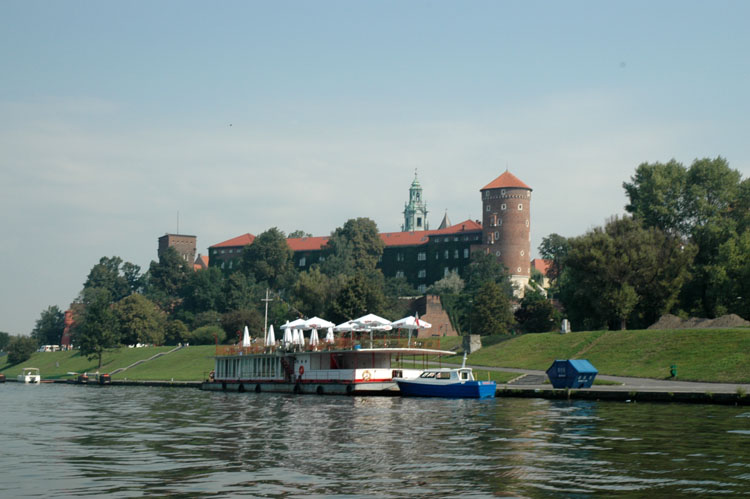 Widok Zamku Wawelskiego o poranku wawel widok z wisly 750