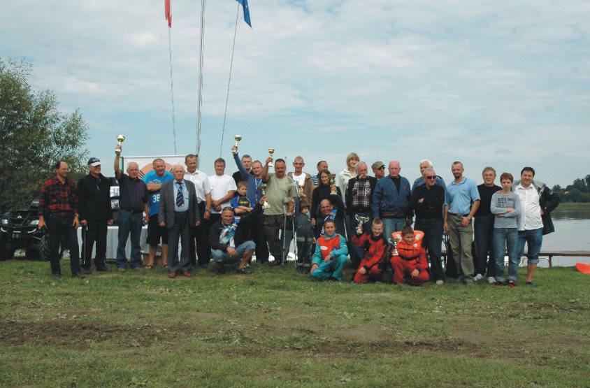 Zdjęcie pamiątkowe z VII Małopolskiego Zlotu Turystycznych Łodzi Motorowych - Tęgoborze 2010 Zdjęcie pamiątkowe z VII Małopolskiego Zlotu Turystycznych Łodzi Motorowych - Tęgoborze 2010